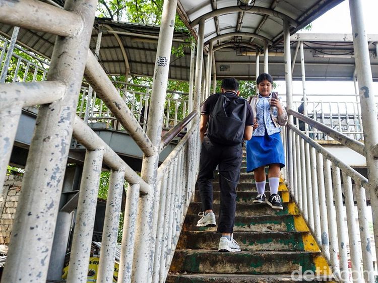 Minim Fasilitas, JPO Lenteng Agung Tak Ramah Disabilitas dan Lansia