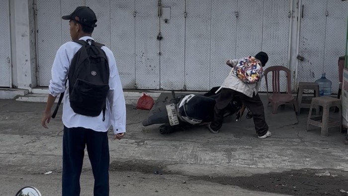 ScreenshotMomen pelajar terjatuh usai bacok pelajar lain di Bekasi (Rifkianto/detikcom)