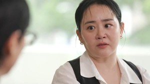 Moon Geun Young ngaku sempat berpikir gak bisa akting lagi setelah didiagnosa Acute Compartment Syndrome (penyakit serius yang menyebabkan rasa sakit akibat tekanan kuat di kompartemen otot kaki/lengan, berujung aliran darah gak lancar dan kerusakan jaringan). (Foto: dok. Tangkapan Layar YouTube tvN/You Quiz on the Block)