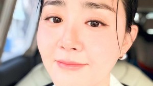 Kini memasuki usia 40 tahun (usia Korea-nya saat ini 39), Moon Geun Young memandang hidup dengan berbeda. Dia lebih bersemangat karena sudah sembuh total dari sakit parahnya itu. (Foto: dok. Instagram @aka_moons)