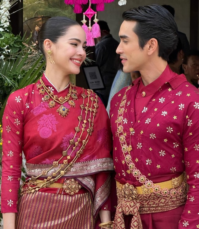 Dilangsungkan dengan adat tradisional Isan, banyak yang menyebut pernikahan mereka terasa seperti adegan dalam drama romantis, tetapi kali ini terjadi dalam kehidupan nyata. Foto: Instagram