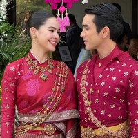 Dilangsungkan dengan adat tradisional Isan, banyak yang menyebut pernikahan mereka terasa seperti adegan dalam drama romantis, tetapi kali ini terjadi dalam kehidupan nyata. Foto: Instagram
