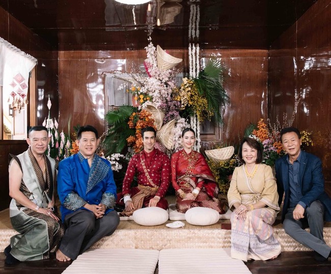 Berawal dari cinlok, kisah Nadech-Yaya yang dikenal sebagai pasangan lakorn (drama Thailand) dimulai pada 2011. Setelah lebih dari satu dekade bersama, pasangan ini bertunangan pada tahun 2023 dan menikah 3 tahun kemudian. Foto: Instagram