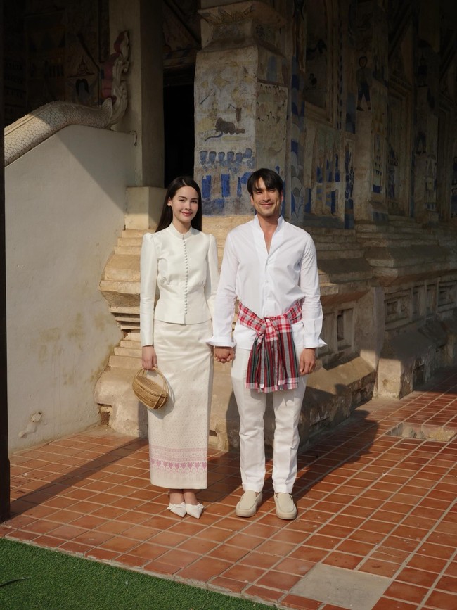 Nadech Kugimiya dan Urassaya Sperbund baru saja melangsungkan pernikahan. Mereka meresmikan hubungan setelah 15 tahun berpacaran.Foto: Instagram