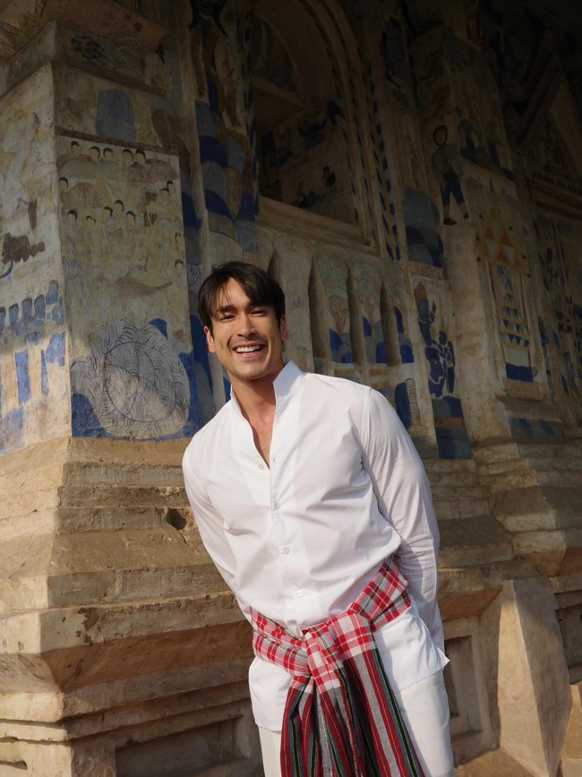Para fans yang ikut berbahagia menyebut perayaan cinta mereka sebagai ‘wedding of the year’. Kedua artis itu sendiri dikenal sebagai aktor dan aktris top Thailand yang sudah bermain satu serial dan tujuh film bersama. Foto: Instagram