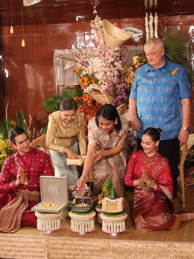 Adapun prosesi pemberian amplop berisi uang untuk dilewatkan melalui ‘gerbang perak dan emas’ yang dibuat oleh pihak mempelai wanita.  Foto: Instagram