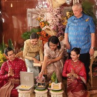 Adapun prosesi pemberian amplop berisi uang untuk dilewatkan melalui ‘gerbang perak dan emas’ yang dibuat oleh pihak mempelai wanita.  Foto: Instagram