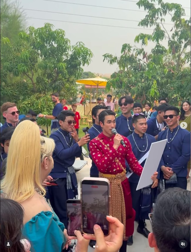 Dalam kesempatan itu, Nadech yang keturunan Austria mengungkap ‘mantra’ cinta kepada Yaya. “Jika aku pernah berpikir untuk selingkuh, semoga aku terkena diare di tengah mal dan tidak sempat sampai ke kamar mandi tepat waktu,” kata Nadech. Foto: Instagram