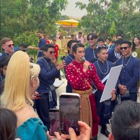Dalam kesempatan itu, Nadech yang keturunan Austria mengungkap ‘mantra’ cinta kepada Yaya. “Jika aku pernah berpikir untuk selingkuh, semoga aku terkena diare di tengah mal dan tidak sempat sampai ke kamar mandi tepat waktu,” kata Nadech. Foto: Instagram
