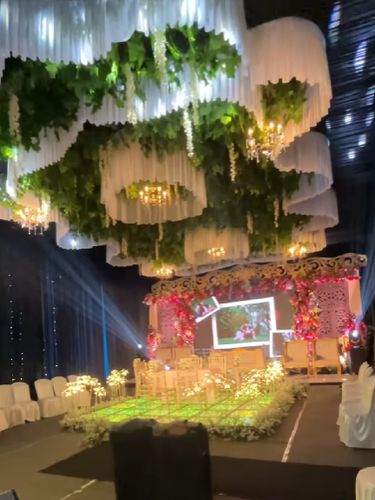 Viral dekorasi pernikahan di desa yang mewah bak gedung megah. Pakai LED dan lampu kristal, bukti nikah di rumah bisa tetap elegan dan glamor.