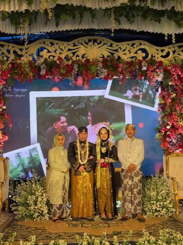 Viral dekorasi pernikahan di desa yang mewah bak gedung megah. Pakai LED dan lampu kristal, bukti nikah di rumah bisa tetap elegan dan glamor.