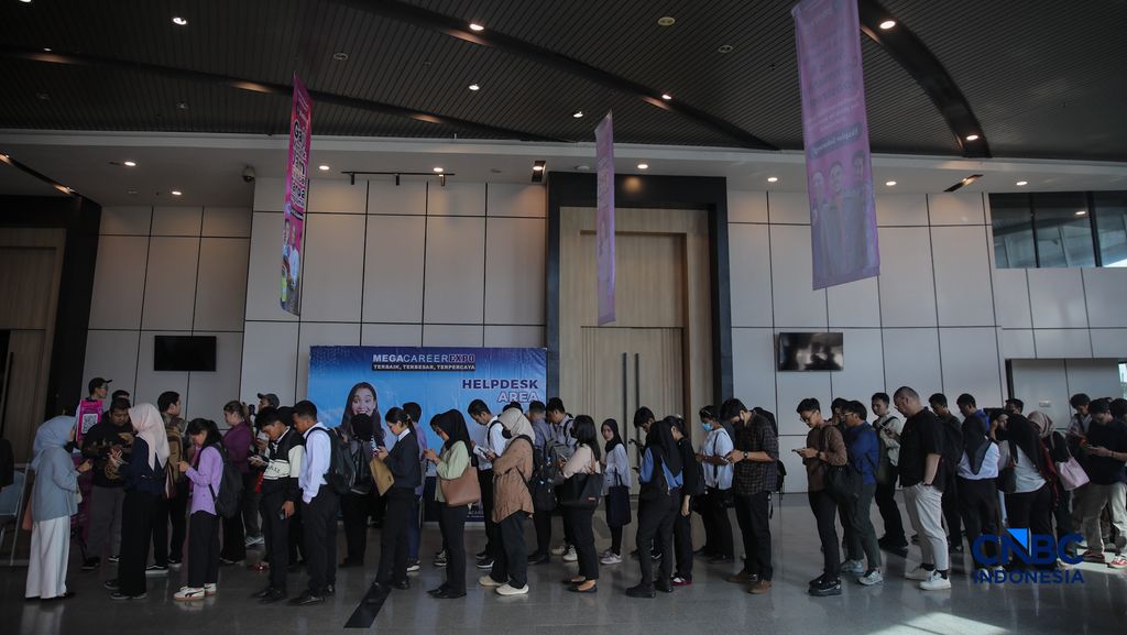Para pencari kerja atau Jobseeker mencari informasi lowongan pekerja dalam acara Mega Career Expo 2026 di Gedung SMESCO, Jakarta, Jumat (17/4/2026). (CNBC Indonesia/Faisal Rahman)