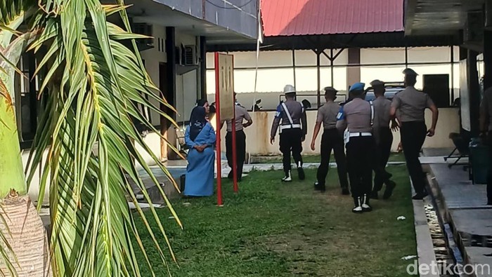 Para saksi keluar dari ruang sidang kode etik Bidpropam Polda Kepri