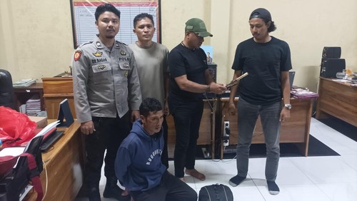 Pelaku pembacokan berinisial IB dijemput oleh Polsek Huu di Kota Bima, NTB. (Foto: Istimewa)