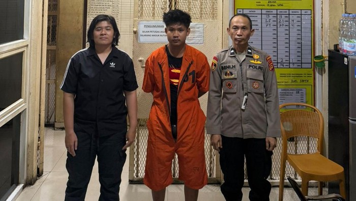 Pelaku perampasan bersajam di Kambang Iwak saat diamankan polisi