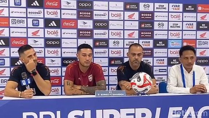 Pelatih Borneo FC, Fabio Lefundes (kedua dari kanan) dan Pemain Borneo FC, Juan Villa (Kedua dari kiri).