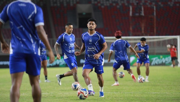 Pemain PSIS menjalani sesi latihan di Stadion Lukas Enembe, Kabupaten Jayapura, Jumat (17/4/2026).