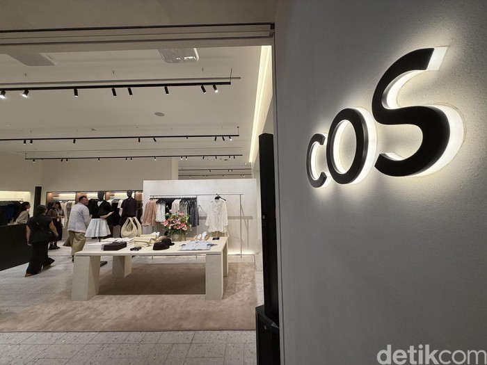 COS buka toko pertamanya di Indonesia di Plaza Indonesia pada April 2026.