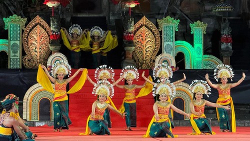 Pementasan Tari Janger Tegalsuci dari Kecamatan Tegallalang sukses memukau penonton di Balai Budaya Gianyar, Rabu (15/4/2026). (Foto: Dok. Pemkab Gianyar)