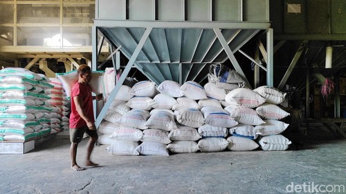 Pekerja di penggilingan beras di Kabupaten Badung, Bali. (Agus Eka/detikBali)