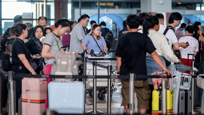 Calon penumpang pesawat antre untuk lapor diri di Terminal 3 Bandara Soekarno-Hatta, Kota Tangerang, Banten, Jumat (17/4/2026). PT Angkasa Pura Indonesia (InJourney Airports) mencatat total jumlah pergerakan penumpang di 37 bandara pada Kuartal I 2026 mencapai 38,20 juta atau naik sekitar lima persen dibandingkan dengan periode yang sama tahun sebelumnya sebanyak 36,38 juta akibat dari tingginya permintaan penerbangan saat periode libur Natal dan Tahun baru 2026, serta Angkutan Lebaran 1447 Hijriah. ANTARA FOTO/Putra M. Akbar/foc.