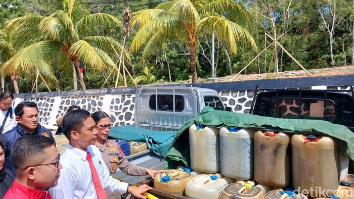 Polda Kepri mengamankan tiga pelaku dugaan penyalahgunaan BBM subsidi di Batam beserta barang bukti ribuan liter pertalite dan solar.