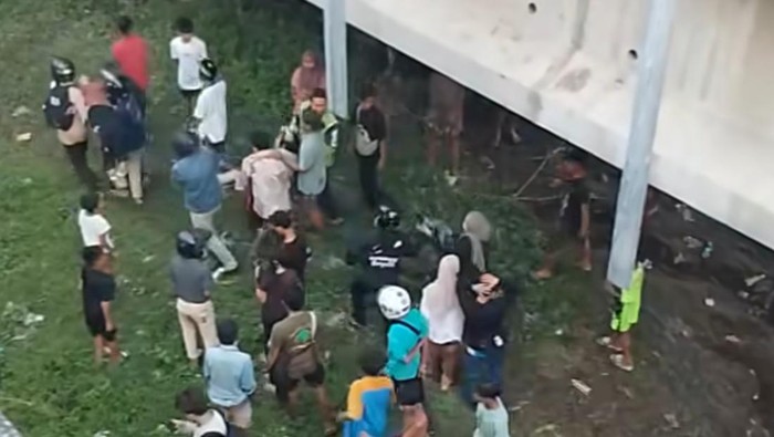 Proses evakuasi ASR (23) dan SS (21) yang melakukan percobaan pembunuhan di Jembatan Meninting, Kamis (16/4/2026) sekitar pukul 17.30 Wita.