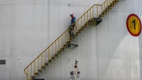 Dengan berbagai langkah tersebut, Pertamina berupaya memastikan distribusi energi tetap terjaga, sekaligus memberikan kepastian bagi masyarakat di tengah situasi global yang penuh ketidakpastian. ANTARA FOTO/Galih Pradipta