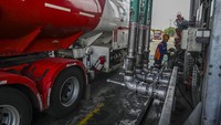 Vice President Corporate Communication Pertamina, Muhammad Baron, menyatakan bahwa pihaknya terus memantau perkembangan global dan mengambil langkah antisipatif guna menjaga ketahanan energi nasional. Ia menegaskan bahwa hingga saat ini kondisi pasokan energi nasional berada dalam keadaan aman dan operasional berjalan lancar. ANTARA FOTO/Galih Pradipta