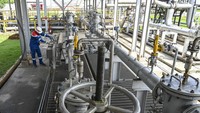 Fasilitas ini mencakup Fuel Terminal Plumpang, Fuel Terminal Tanjung Priok, dan LPG Terminal Tanjung Priok, yang terintegrasi dengan dermaga khusus untuk kapal pengangkut bahan cair. ANTARA FOTO/Galih Pradipta