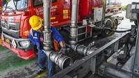Petugas bersiap mengisi BBM ke mobil tangki di area pengisian otomatis (New Gantry System) Integrated Terminal Jakarta, Plumpang, Jakarta Utara, Jumat (17/4/2026). Kelancaran distribusi juga didukung oleh pengelolaan infrastruktur strategis, salah satunya Integrated Terminal Jakarta yang menjadi penyangga utama distribusi BBM dan LPG untuk wilayah DKI Jakarta serta sebagian Jawa Barat dan Jawa Tengah. ANTARA FOTO/Galih Pradipta