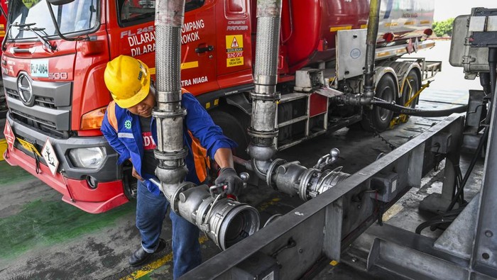 Petugas memeriksa isi muatan truk pengangkut BBM di Integrated Terminal Jakarta (ITJ), Plumpang, Jakarta Utara, Jumat (17/4/2026). PT Pertamina (Persero) memastikan pelayanan dan distribusi BBM tetap terjaga di tengah dinamika geopolitik global dan konflik Timur Tengah. ANTARA FOTO/Galih Pradipta