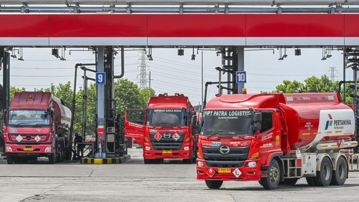 Petugas memeriksa isi muatan truk pengangkut BBM di Integrated Terminal Jakarta (ITJ), Plumpang, Jakarta Utara, Jumat (17/4/2026). PT Pertamina (Persero) memastikan pelayanan dan distribusi BBM tetap terjaga di tengah dinamika geopolitik global dan konflik Timur Tengah. ANTARA FOTO/Galih Pradipta