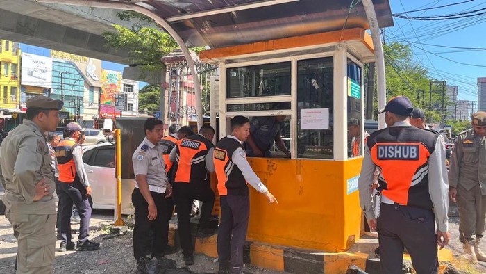 Pemerintah Kota (Pemkot) Makassar, Sulawesi Selatan (Sulsel) membongkar tiga portal parkir di kawasan Pettarani Square, usai dikeluhkan warga karena tidak memiliki izin.
