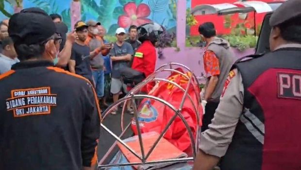 Petugas mengevakuasi korban tewas dalam kebakaran yang melanda rumah di Jalan Rambutan Timur VI, Tanjung Duren, Grogol Petamburan, Jakarta Barat, Jumat (17/4/2026) dini hari. (ANTARA/Risky Syukur).