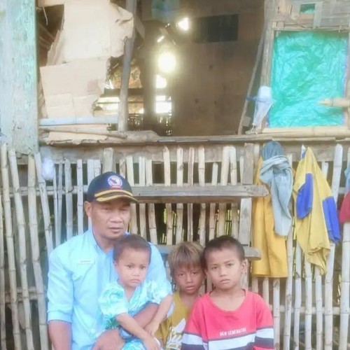 Petugas TKSK Wera Jokomalis berfoto bersama tiga kakak beradik yang tinggal bersama neneknya di gubuk reyot di Dusun Radu, Desa Bala, Kecamatan Wera, Kabupaten Bima, NTB, Jumat (17/4/2026) (Dok Pribadi Jokomalis).