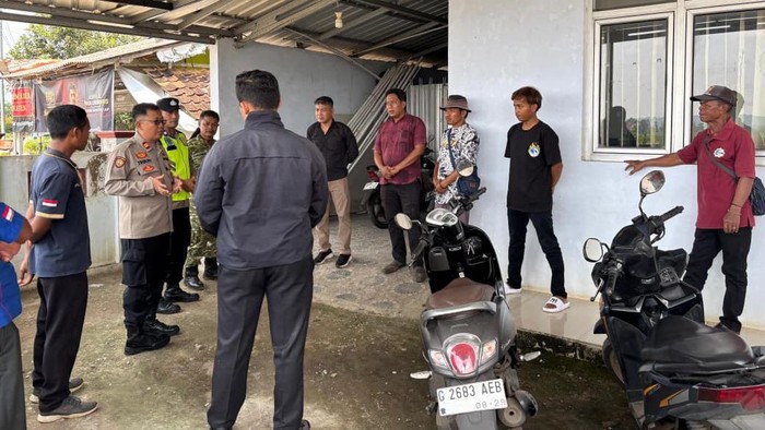 Pria di Desa Kutorejo, Pekalongan, diamankan petugas setelah mengamuk sambil membawa arit di dalam rumahnya,.Jumat (17/4/2026).