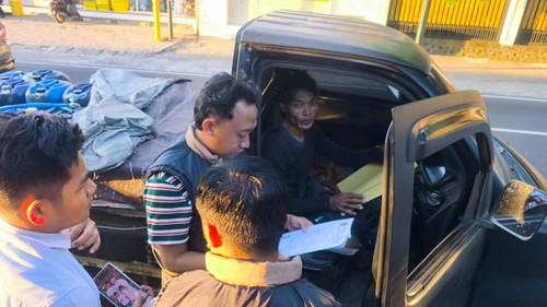 Polisi ketika mengamankan terduga pelaku yang membawa BBM tanpa dilengkapi dokumen di Keruak, Lombok Timur, NTB, Kamis (16/4/2026) foto (Dok. Satreskrim Polres Lombok Timur)