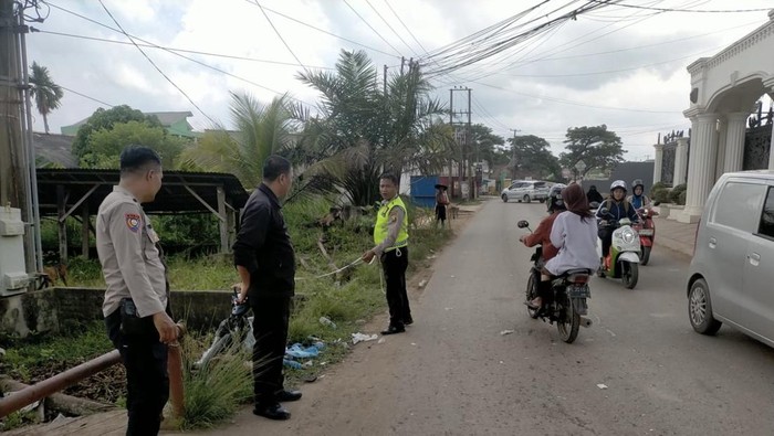 Polisi melakukan olah TKP kecelakaan motor tabrak fuso