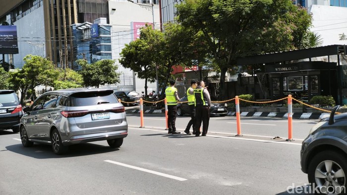 Polisi saat melakukan olah TKP di Jalan Ahmad Yani, Kecamatan Semarang Tengah, Kota Semarang, Jumat (17/4/2026).