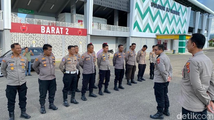 Polisi saat mengecek keamanan stadion Gelora BJ Habibie jelang laga PSM Makassar vs Borneo FC Samarinda.