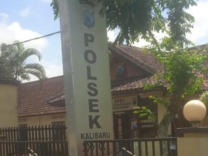 Polsek Kalibaru, tempat terdakwa pembunuhan dan perkosaan siswi MI Kalibaru, R diamankan.