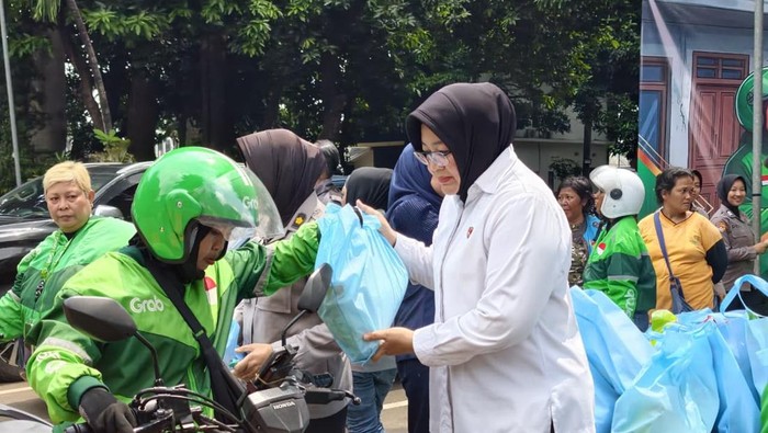 Polwan Polda Metro Jaya membagikan makanan dan bersih-bersih lingkungan peringati Hari Kartini, Jumat (17/3/2026).