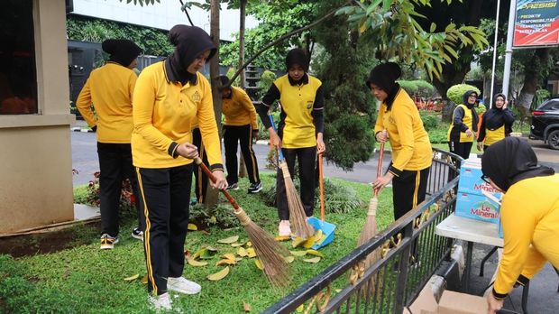 Polwan Polda Metro Jaya membagikan makanan dan bersih-bersih lingkungan peringati Hari Kartini, Jumat (17/3/2026).