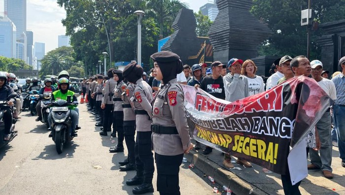 Polwan Polda Metro Jaya mengawal aksi damai kelompok Tani Merdeka di depan Mapolda Metro Jaya