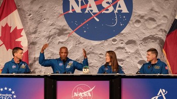 Boneka berbentuk bulan tersenyum itu berfungsi sebagai indikator gravitasi nol yang akan melayang saat kapsul Orion memasuki kondisi tanpa bobot. REUTERS/Lexi Parra  