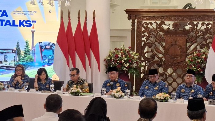 Gubernur DKI Jakarta Pramono Anung menyampaikan realisasi APBD triwulan pertama 2026 di Balai Kota Jakarta, Jumat (17/4/2026).