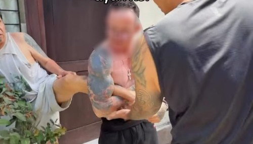 Pria asal Australia berinisial TD diduga menganiaya dan mengancam mematahkan kaki warga di Jalan Tukad Unda IV, Kelurahan Panjer, Denpasar, Bali. (Foto: tangkapan layar Instagaram @sharoncantikaa)