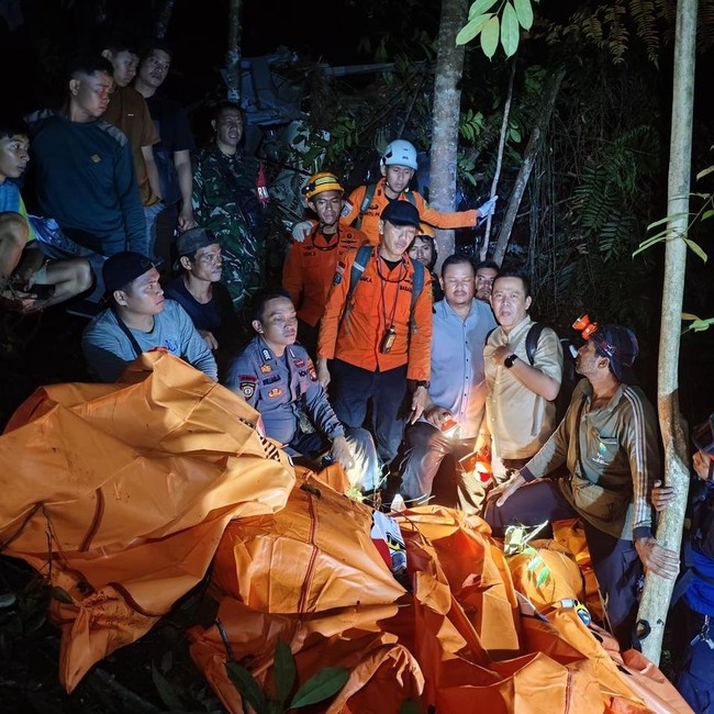 6,5 Jam Waktu Evakuasi 8 Korban Helikopter Jatuh di Sekadau