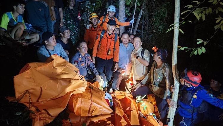 6,5 Jam Waktu Evakuasi 8 Korban Helikopter Jatuh di Sekadau